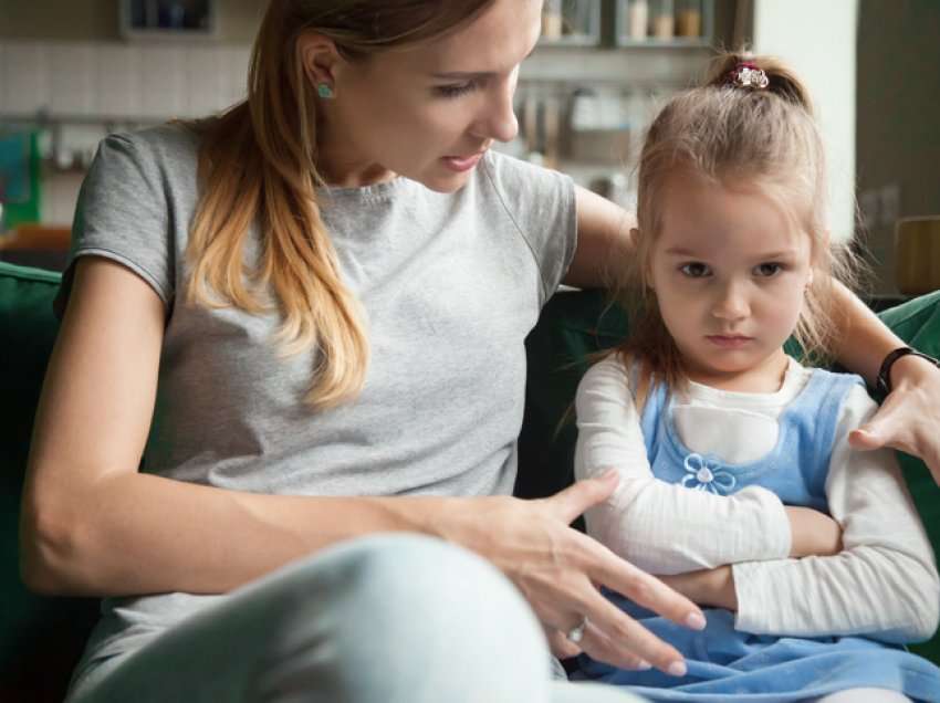 6 fraza të dëmshme mendore që u themi fëmijëve gjatë gjithë kohës