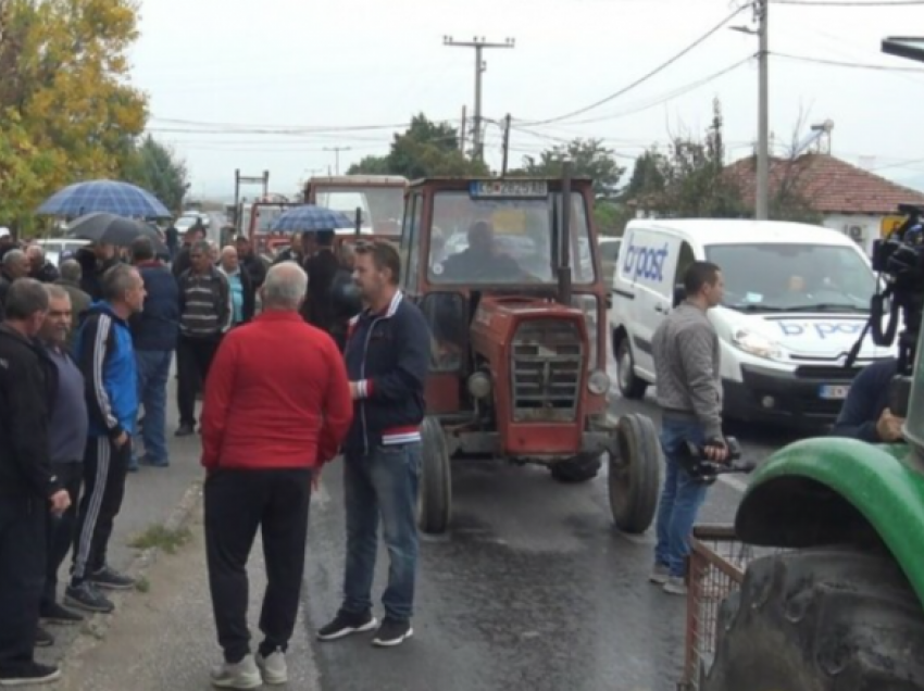 Prodhuesit e orizit bllokojnë rrugën Koçan-Shtip