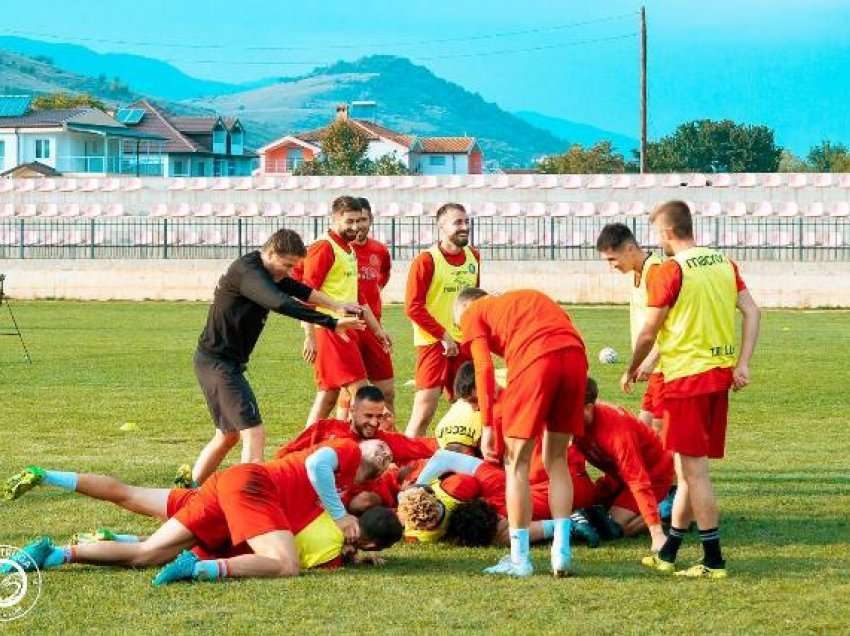 Futbollistët e Struga TL me ragbi lojë në stërvitje