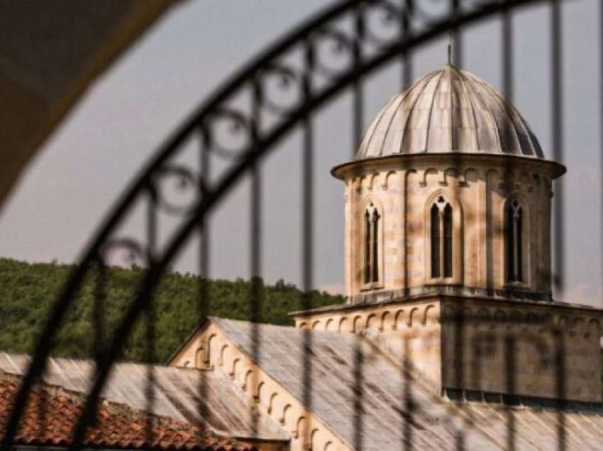 Për Manastirin e Deçanit, Kurti është i “mirëseardhur” me një kusht