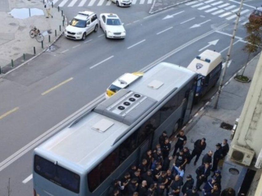 Tifozët grekë shkaktojnë incident në qendër të Shkupit