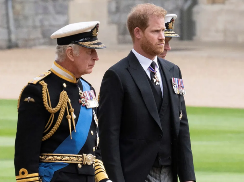 Mbreti Charles do ta përjashtojë Harry-n nga kurorëzimi nëse libri i tij sulmon Camilla-n