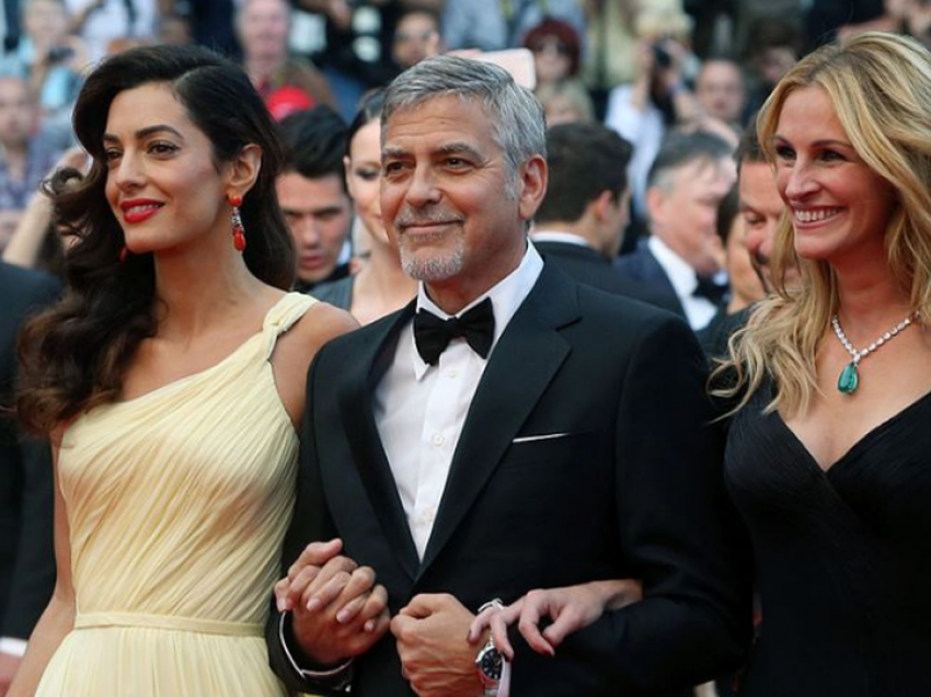 George Clooney tregon momentin e sikletshëm kur puthi Julia Roberts në sy të bashkëshortes