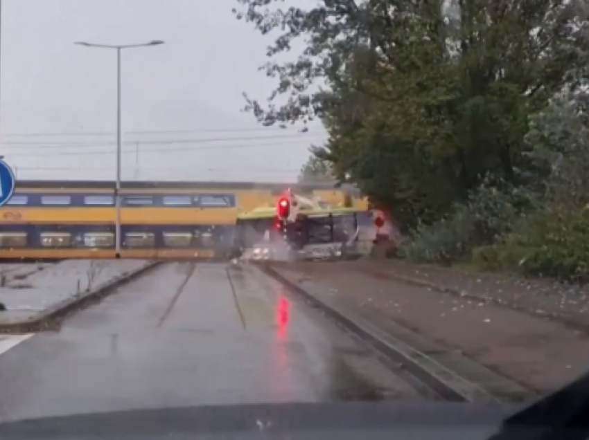 Publikohen pamjet/ Aksident i frikshëm, treni ndan në dysh autobusin