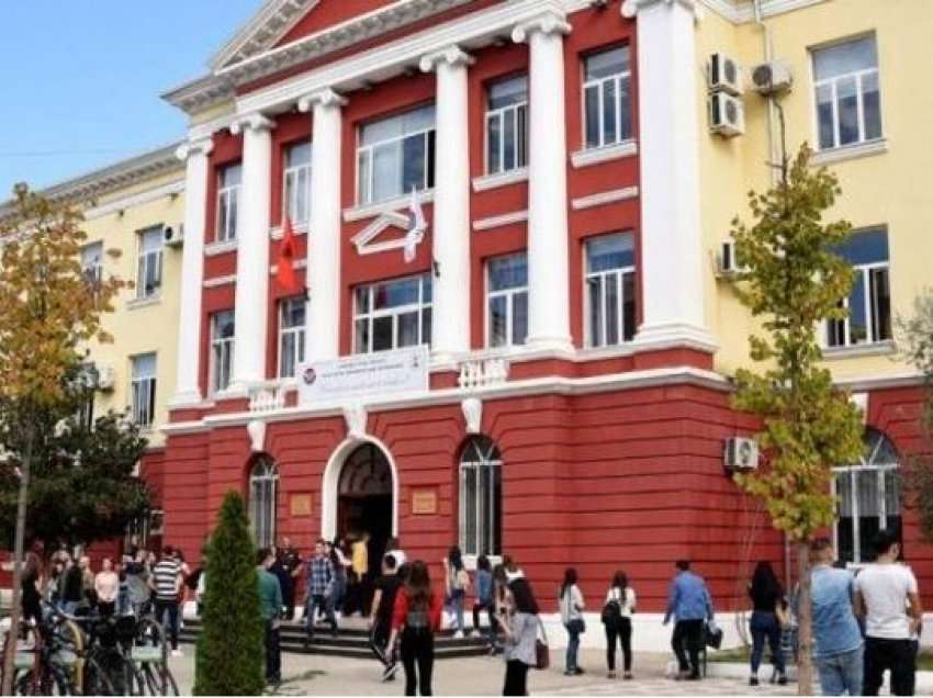 Sot nis viti i ri akademik/ Studentët në auditore, pedagogët paralajmërojnë protesta