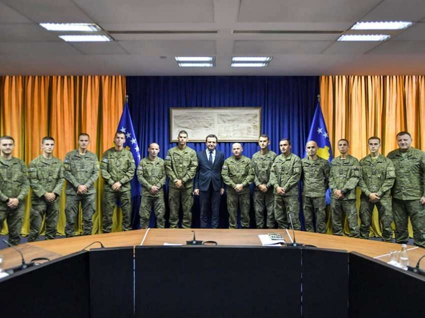 Kryeministri Kurti takohet me fituesit e medaljes së argjendtë në “Cambrian Patrol 22”