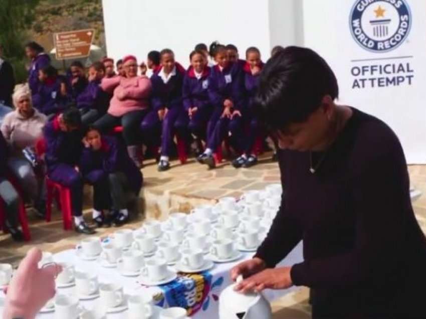 Përgatit 249 filxhanë çaj në një orë për rekordin botëror të Guinness