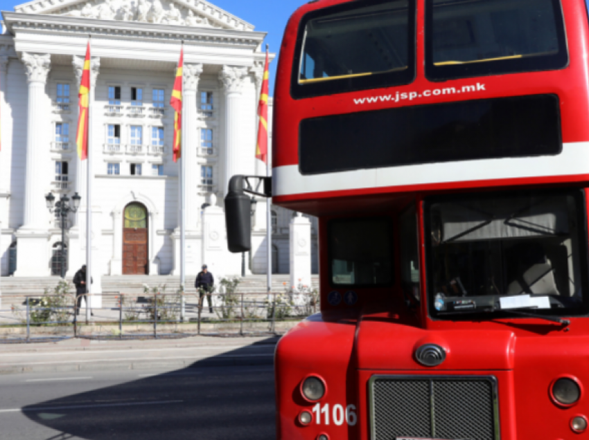 Disa autobusë të NQP-së, ende të parkuar para Qeverisë së RMV-së