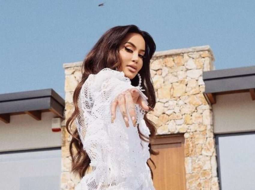 Dafina Zeqiri merr një dhuratë nga fansat