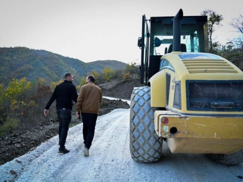 ​Ministri Aliu sheh nga afër punimet në disa rrugë në veri të vendit