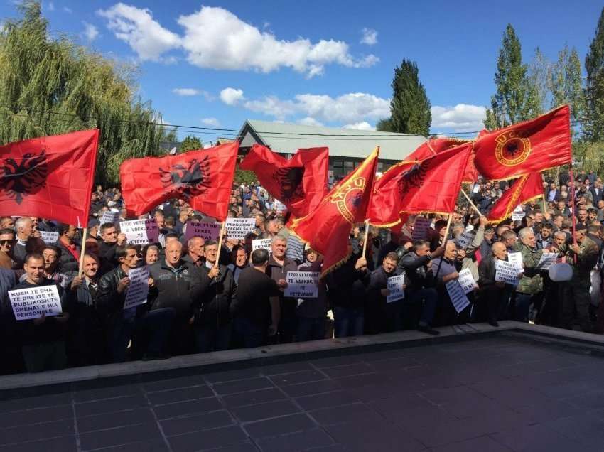 Projektligji për paga, kërcënojnë me protesta përsëri veteranët / Shoqata e dëshmorëve nuk don pastrimin e listave 