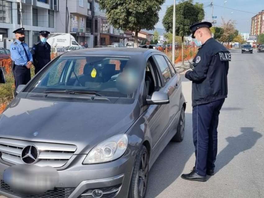 Veturat nëpër trotuare pengesë e vazhdueshme për këmbësorët në kryeqytet