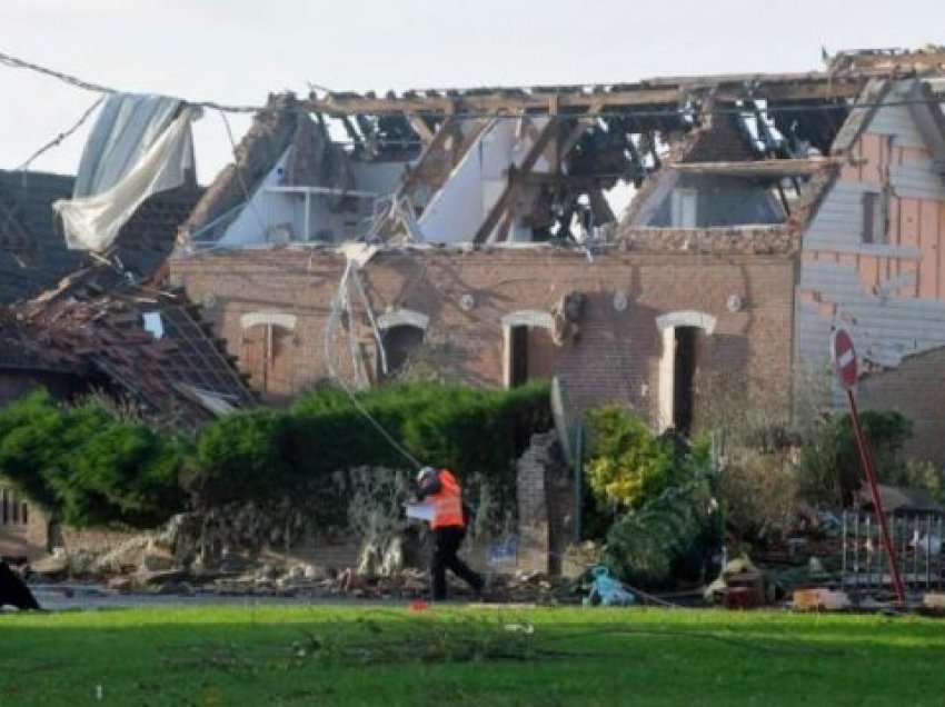 Tornado lë në errësirë veriun e Francës, një i plagosur