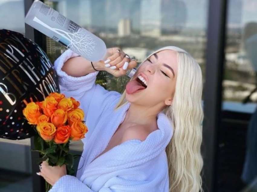 Ava Max flet për revistën prestigjoze dhe tregon sekretet e jetës së saj