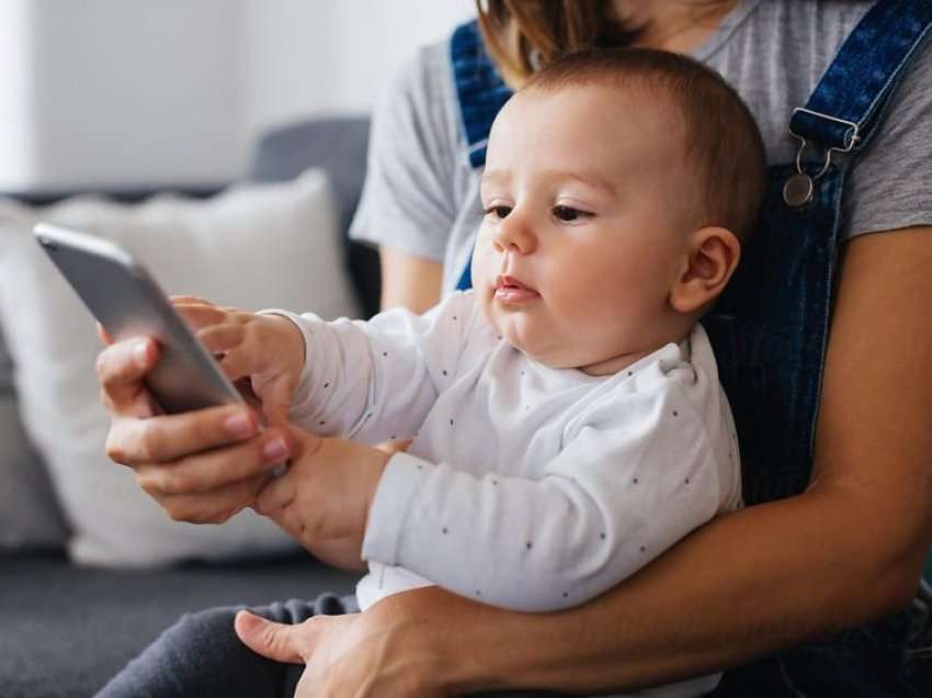 Para se t’ua lini telefonin në duar fëmijëve, lexojeni këtë