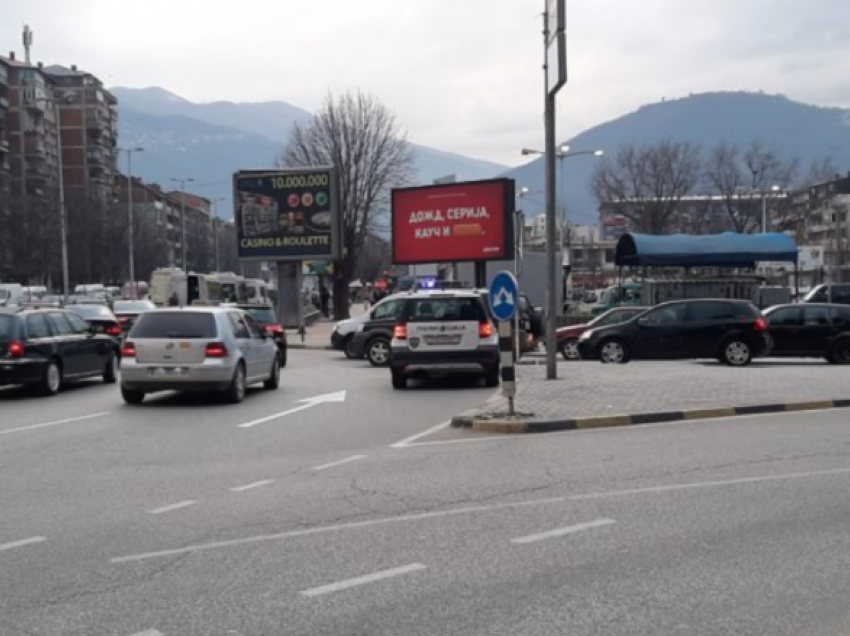 Policia e Tetovës gjobit dy persona që lypnin në rrugë