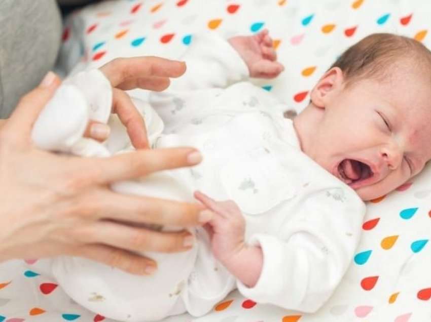 Masazh kundër ngërçeve të dhimbshme: Lëvizje të thjeshta që sigurisht do ta ndihmojnë beben