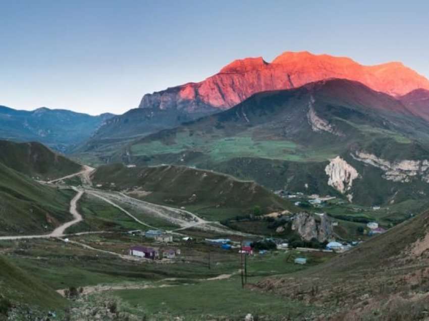 Vendi i rrethuar nga male ku askush nuk dëshiron të ngjitet