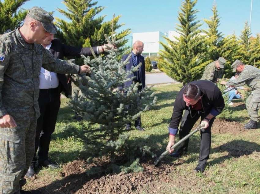 Fillon mbledhja e fidanëve në Kazermën “Adem Jashari”, nderohen heronjtë dhe dëshmorët e kombit