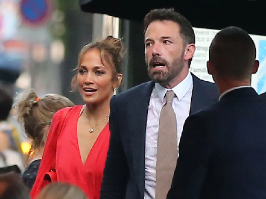 Ben Affleck fotografohet pa unazën e martesës: A po kalojnë ai dhe Jennifer Lopez një krizë martesore?