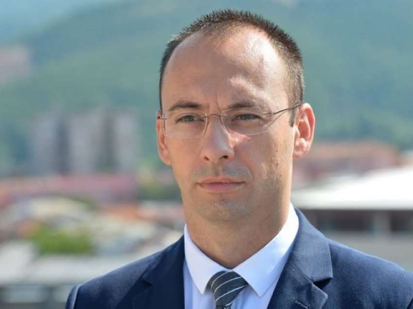 Vazhdon të kërcënojë deputeti serb: Gjoba e parë për targat do të jetë arsye për reagim të ashpër