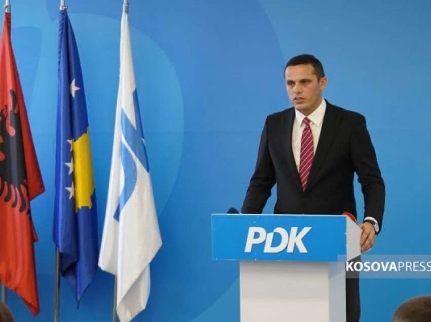 ​PDK: Qeveria nis kapjen e administratës publike, mijëra zyrtarë rrezikohen me largim nga puna