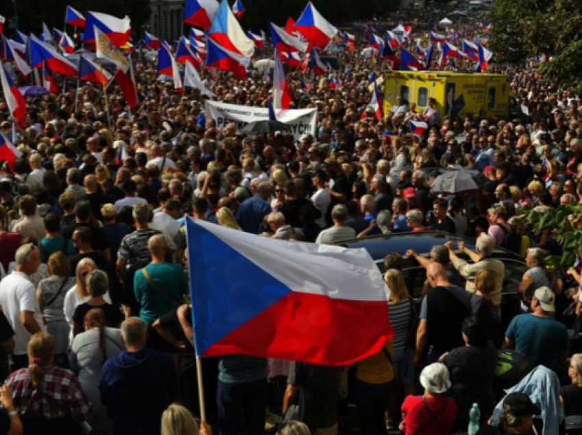 Mijëra njerëz protestojnë në Çeki pasi akuzojnë qeverinë për neglizhencë mes konfliktit në Ukrainë