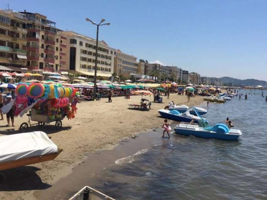 Vjeshta i gjen plazhet plotë/ Operatorët turistikë në Durrës: Prenotimet vijojnë deri në tetor