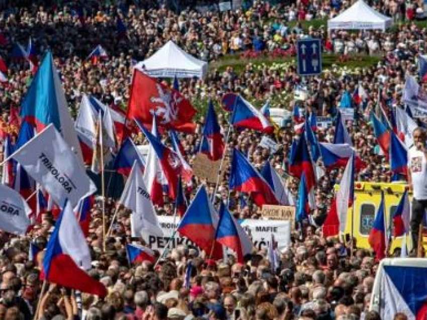 Kriza energjetike dhe rritja e faturave revolton çeket/ Mijëra protestues në shesh, kërkojnë marrëveshje të re të gazit me Rusinë, ja çfarë paralajmërojnë