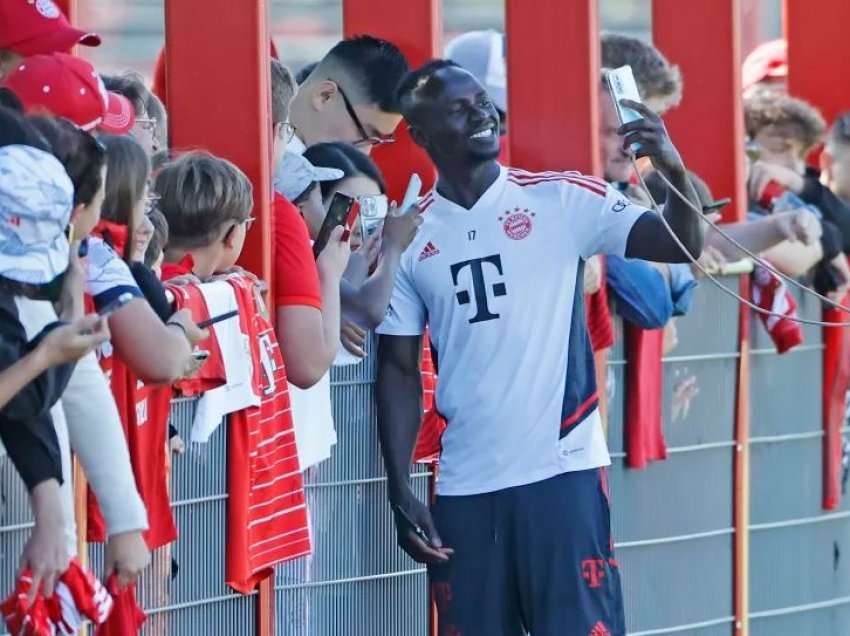 Sadio Mane shpërndan 1 mijë autografe për 105 minuta