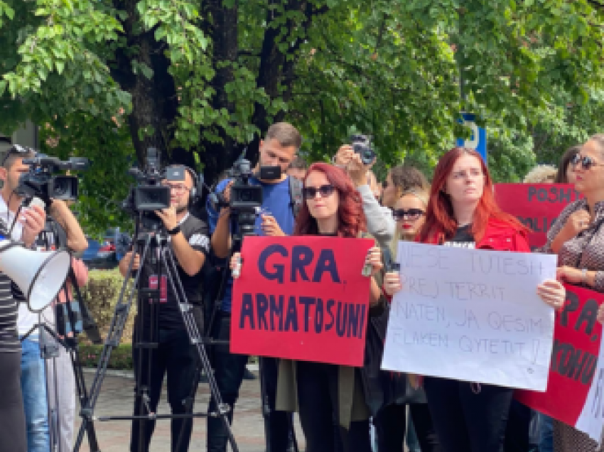 “Gra armatosuni”, thirrjet që po bëhen në protestën e sotme