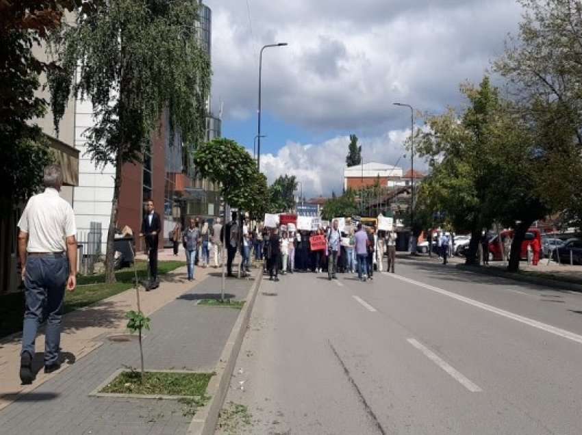 ​Rasti i 11-vjeçares, protestuesit kërkojnë shkarkimin e “gjykatësve patriarkalë”