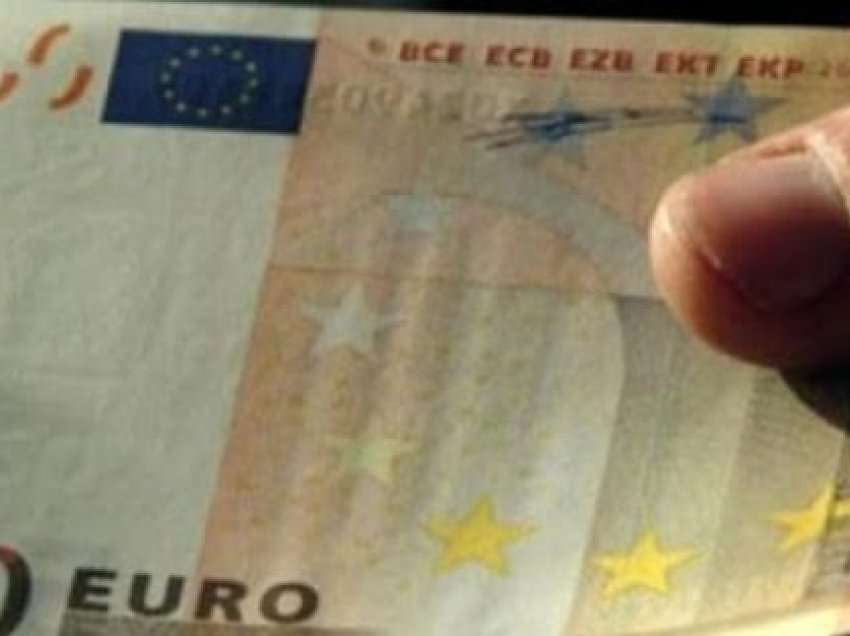 ​Euro është në nivelin më të ulët ndaj dollarit në 20 vjetët e fundit