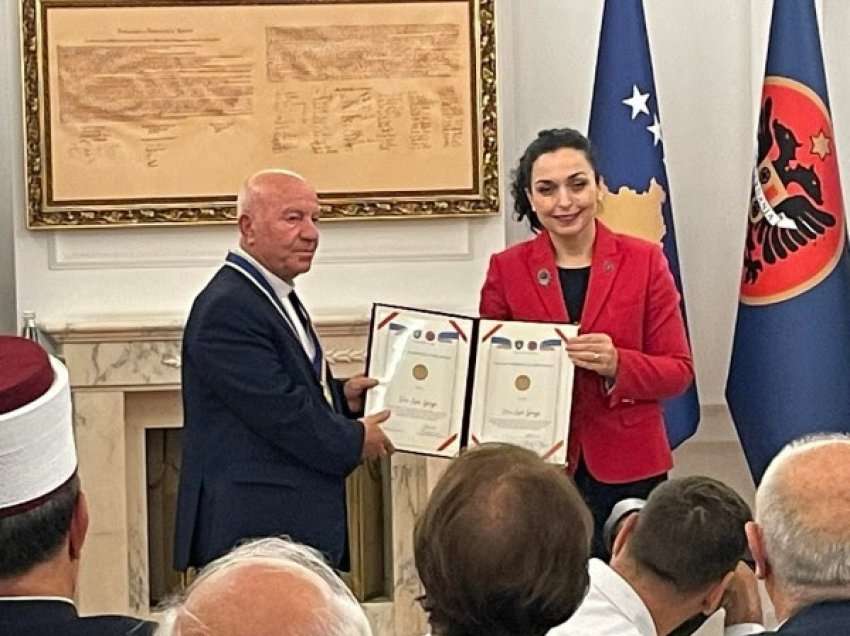 ​Osmani nderon Don Lush Gjergjin me medaljen për humanizëm “Nënë Tereza”