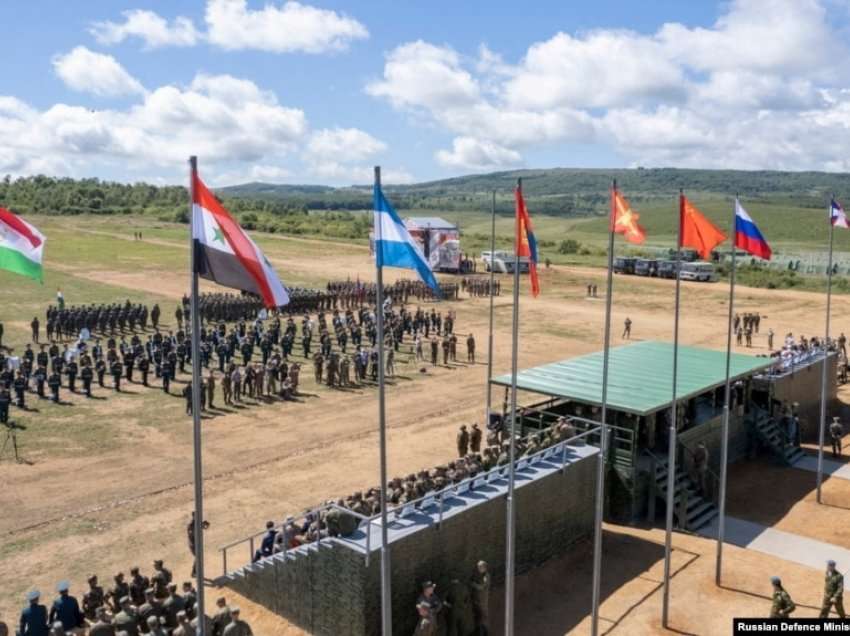 Putin vëzhgon nga afër stërvitjet ushtarake me Kinën