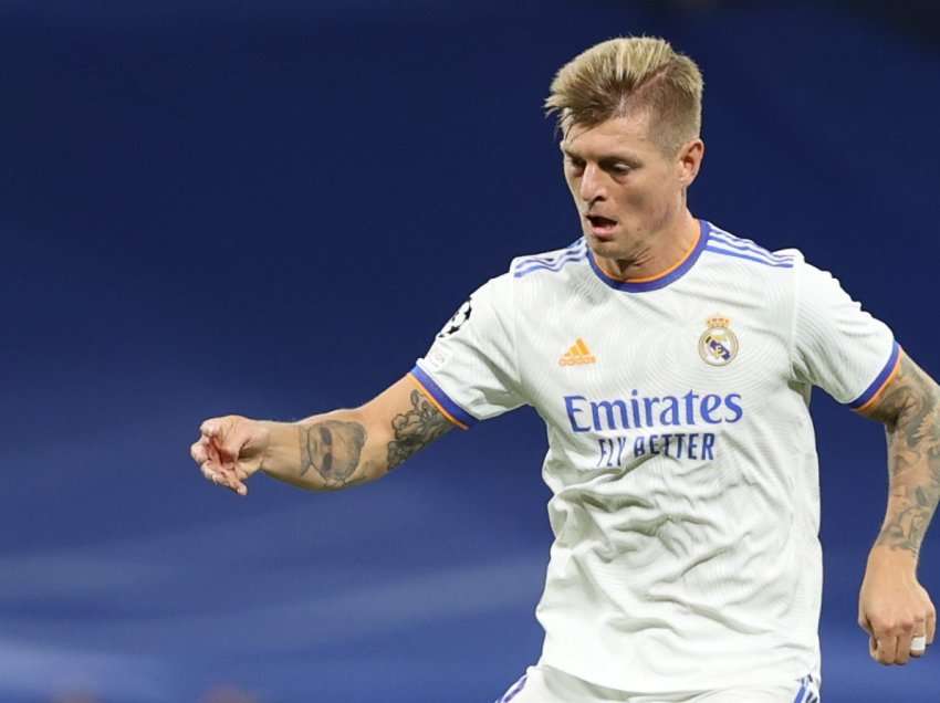 Kroos ironizon