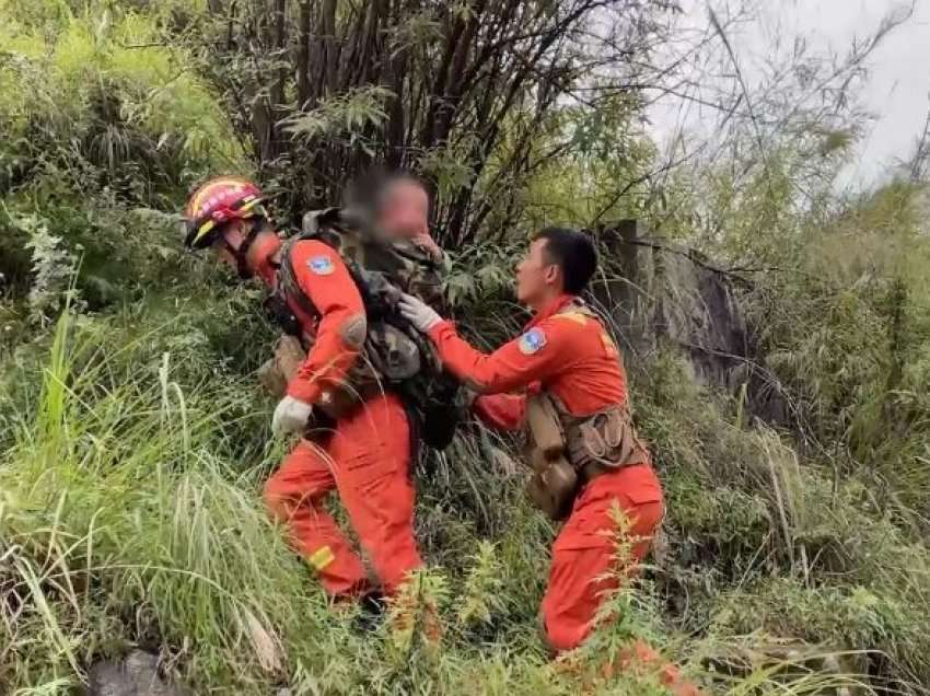 Zjarrfikësi e fut fëmijën në çantë për ta bashkuar me familjen