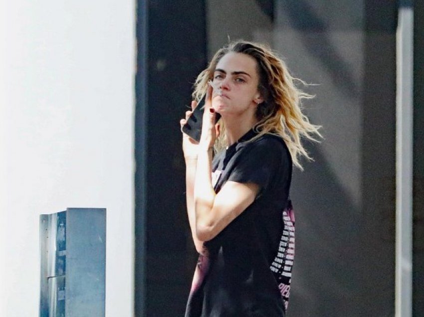 Fotot e Cara Delevingne pa këpucë dhe me një sjellje të çrregullt në aeroport shqetësojnë fansat