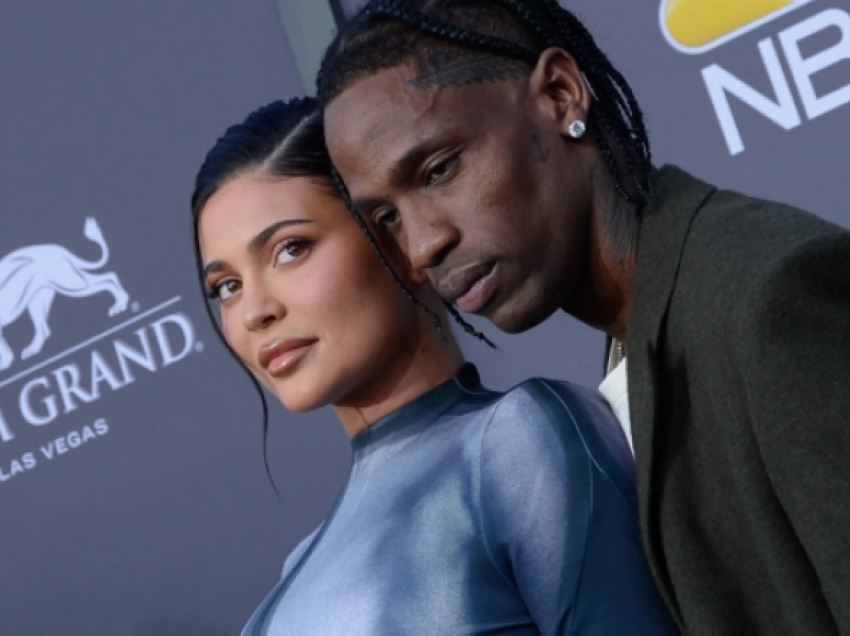 Kylie Jenner dhe Travis Scott ende nuk kanë zgjedhur një emër për djalin e tyre shtatë muajsh