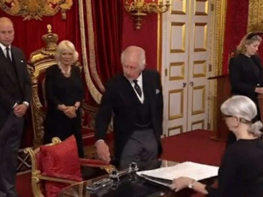 Charles III nervozohet pak me stafin në ditën e parë si Mbret