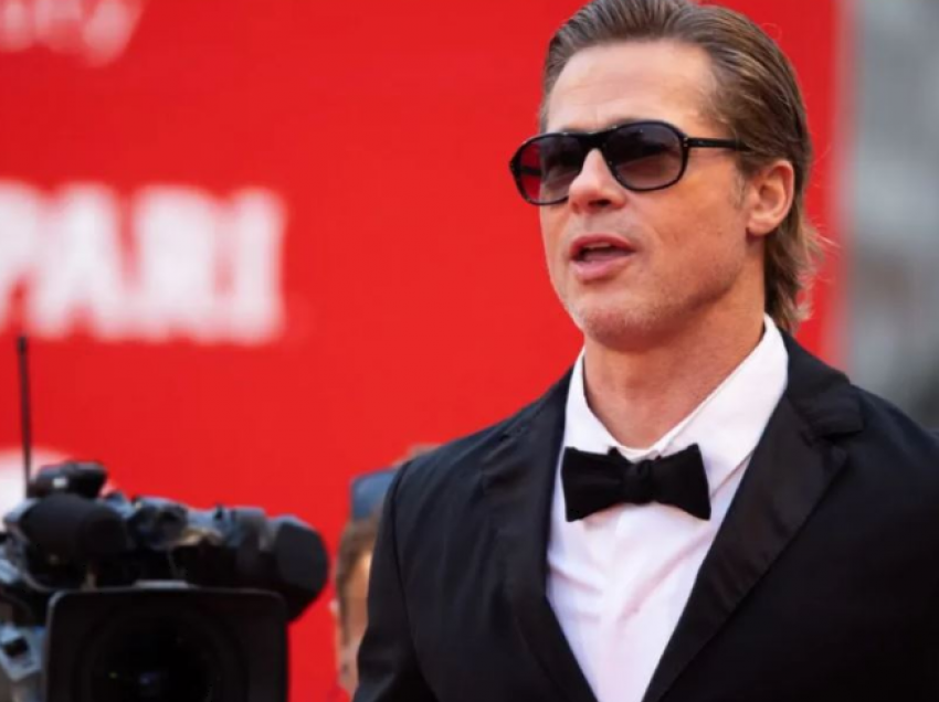 Brad Pitt shet këmisha, më e lira kushton 1640 dollarë