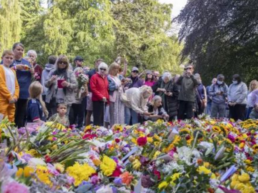 Mbretëresha Elizabeth i jep lamtumirën Skocisë, kortezhi funeral largohet sot nga Balmoral