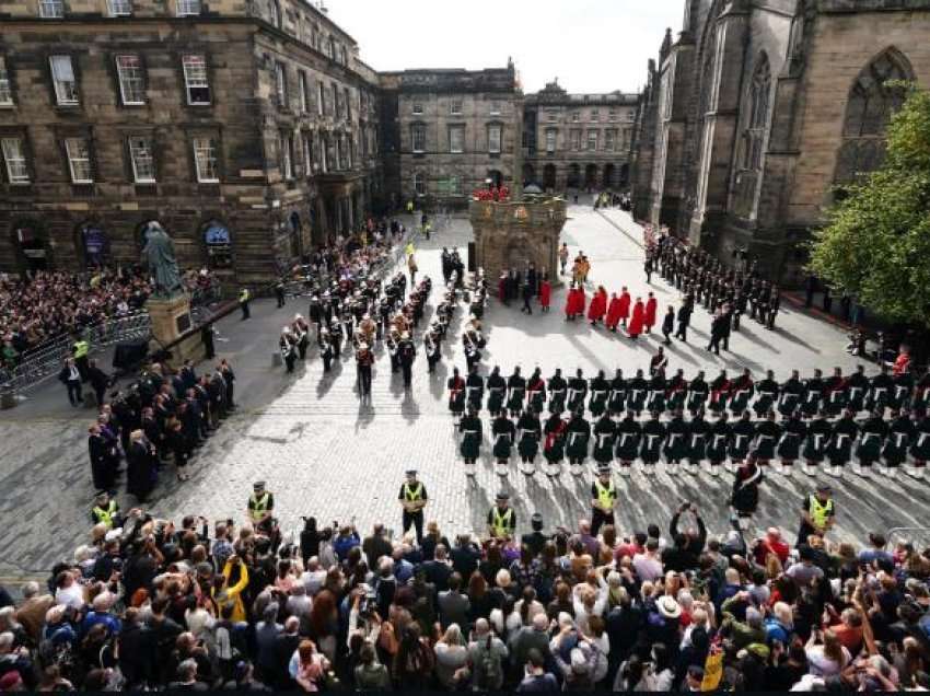 Arkivoli i Mbretëreshës Elisabeth II vendoset në Pallatin e Holyroodhouse në Edinburgh