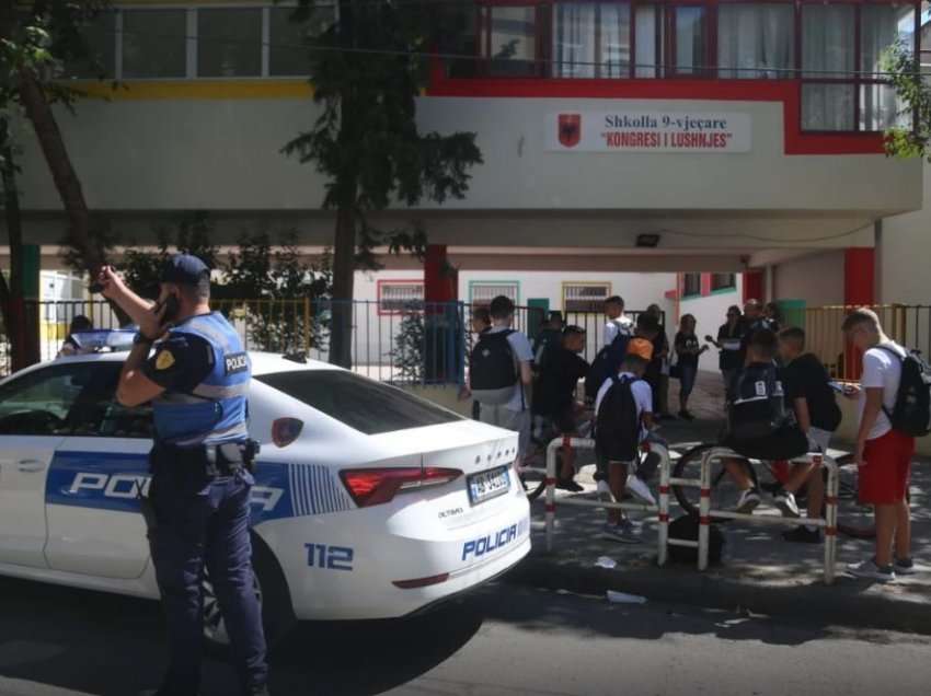 Prindërit bëjnë sherr me drejtoreshën, njoftohet policia që vjen dhe i ndan