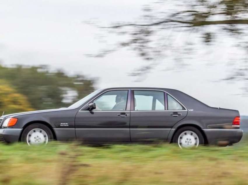 Qëndroi i mbyllur për tetë vjet në një garazh, ky Mercedes S600 duket krejt i ri pas “pastrimit në detaje”