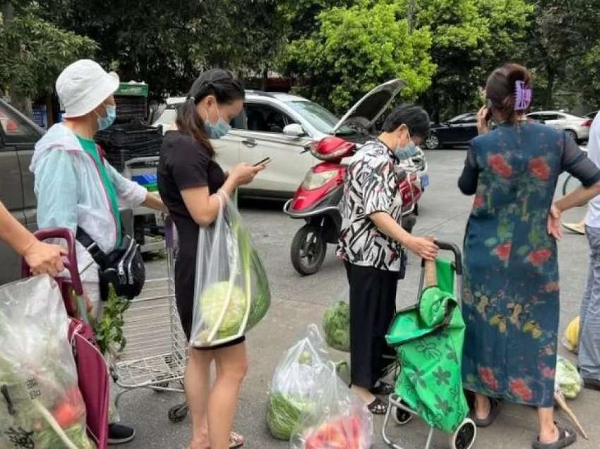 Kufizimet për COVID-19 në Kinë i lanë qytetarët pa ushqim dhe gjësende elementare