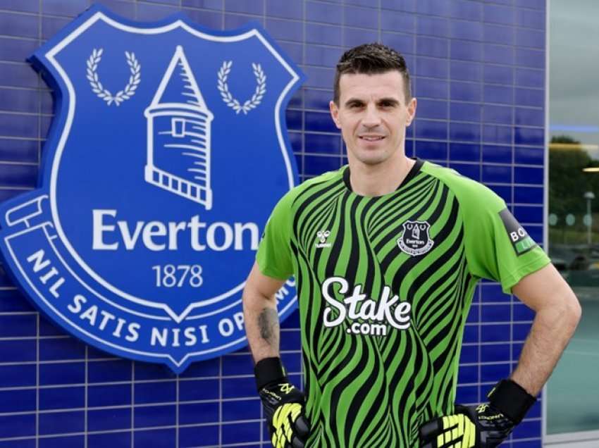 Everton zyrtarizon portierin e ri