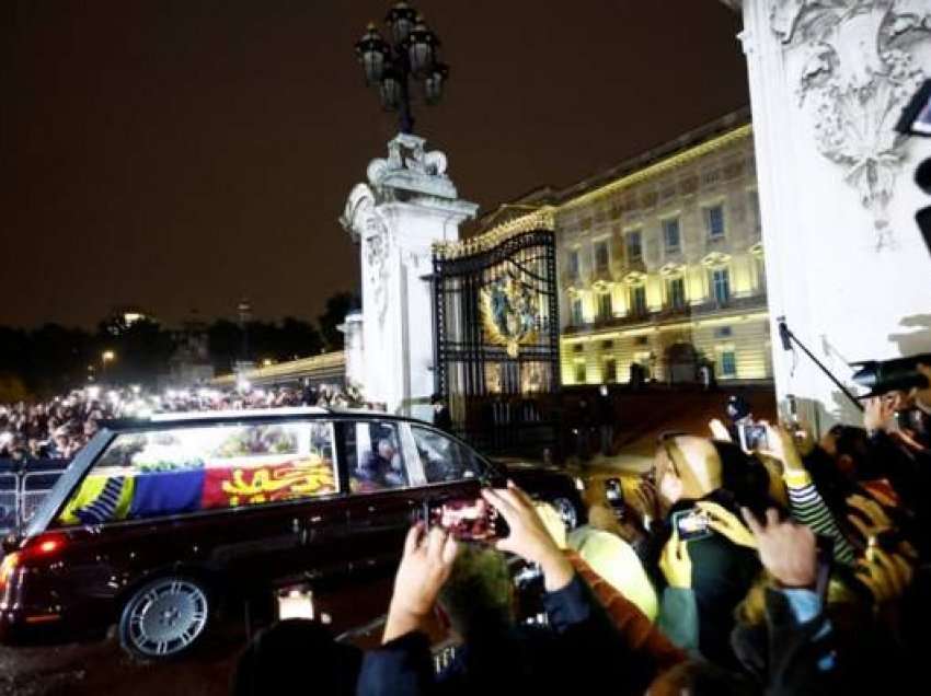 Në foto, udhëtimi i Mbretëreshës në Pallatin Buckingham