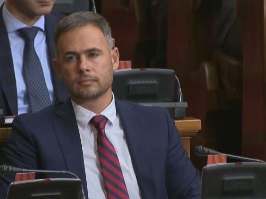 Deputeti serb ia thotë në sy Vuçiqit: Serbët e Kosovës po kërcënohen dhe maltretohen nga Radojiçiq