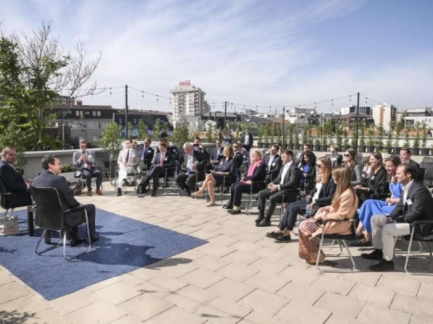 ​Kurti takoi drejtues e pjesëmarrës të konferencës “Liderët e Rinj Evropiano-Amerikan